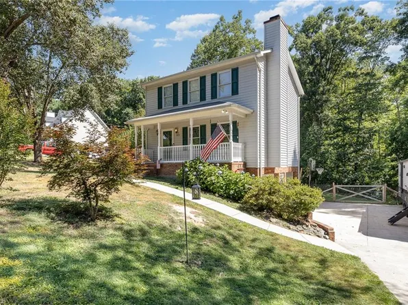 5051 Commodore Ln, Walnut Cove, NC 27052