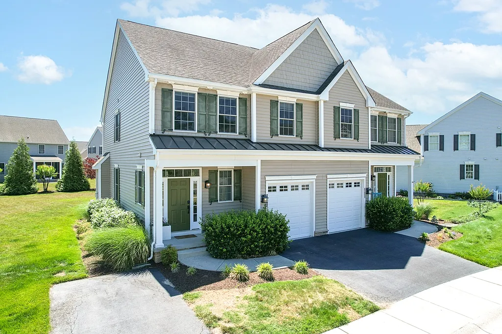 3 bed, 2.5 bath, 1900 sqft, $3,000 — Photo 1