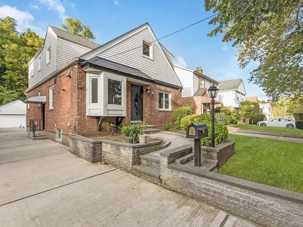 20615 Richland Ave, Oakland Gardens, NY 11364