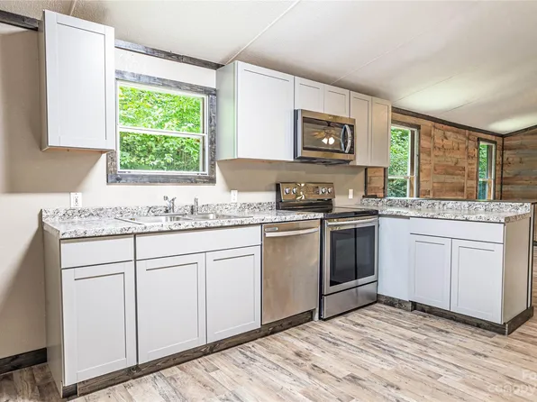 350 Sugar Cove Rd, Clyde, NC 28721