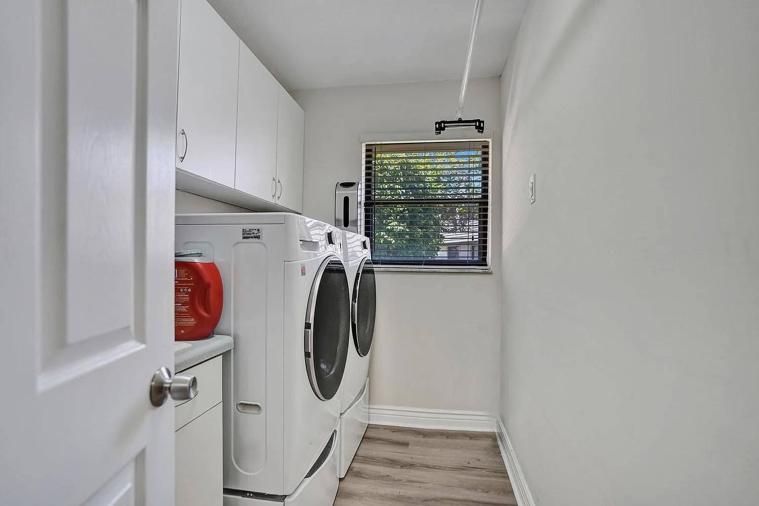 4 bed, 2.5 bath, 2527 sqft, $8,000 — Photo 3
