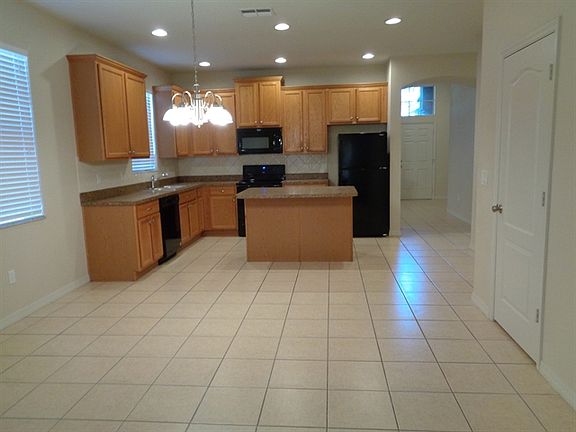 4th image of 305 Down Pine Dr