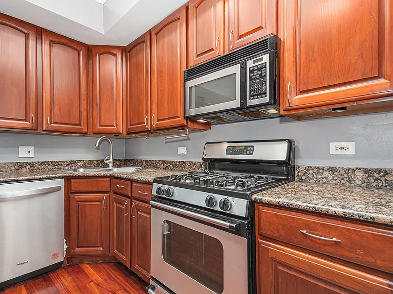 747 N Sedgwick St — Photo 5