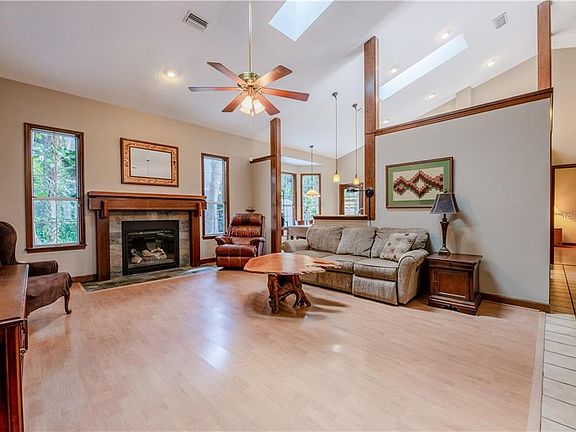 3rd image of 143 Crescent Blvd