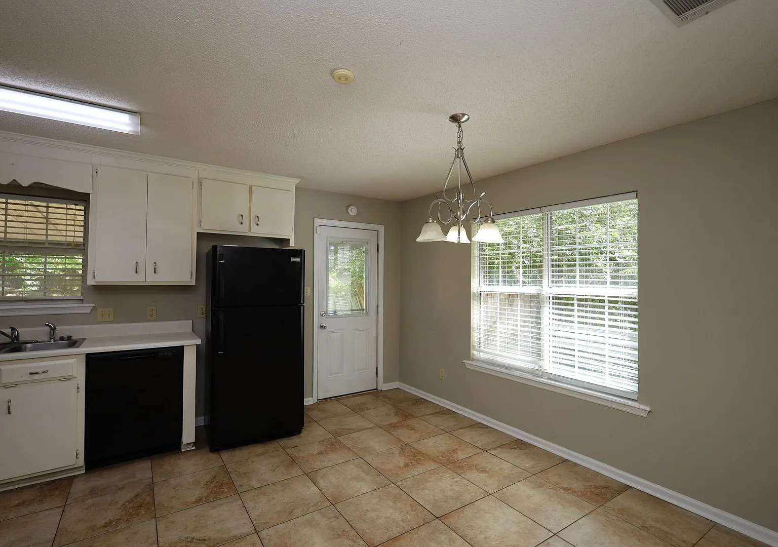 4116 Hamilton Circle — Photo 4