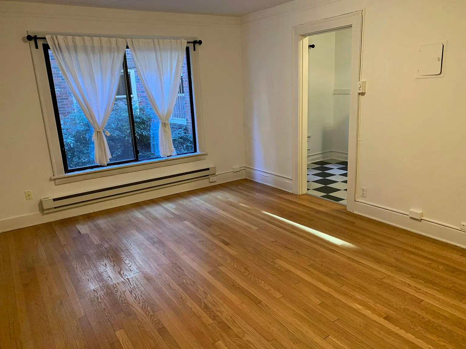 532 Belmont Ave E — Photo 3