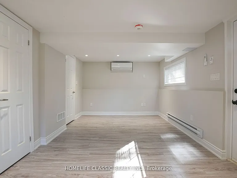 100 Chaucer Cres — Photo 9