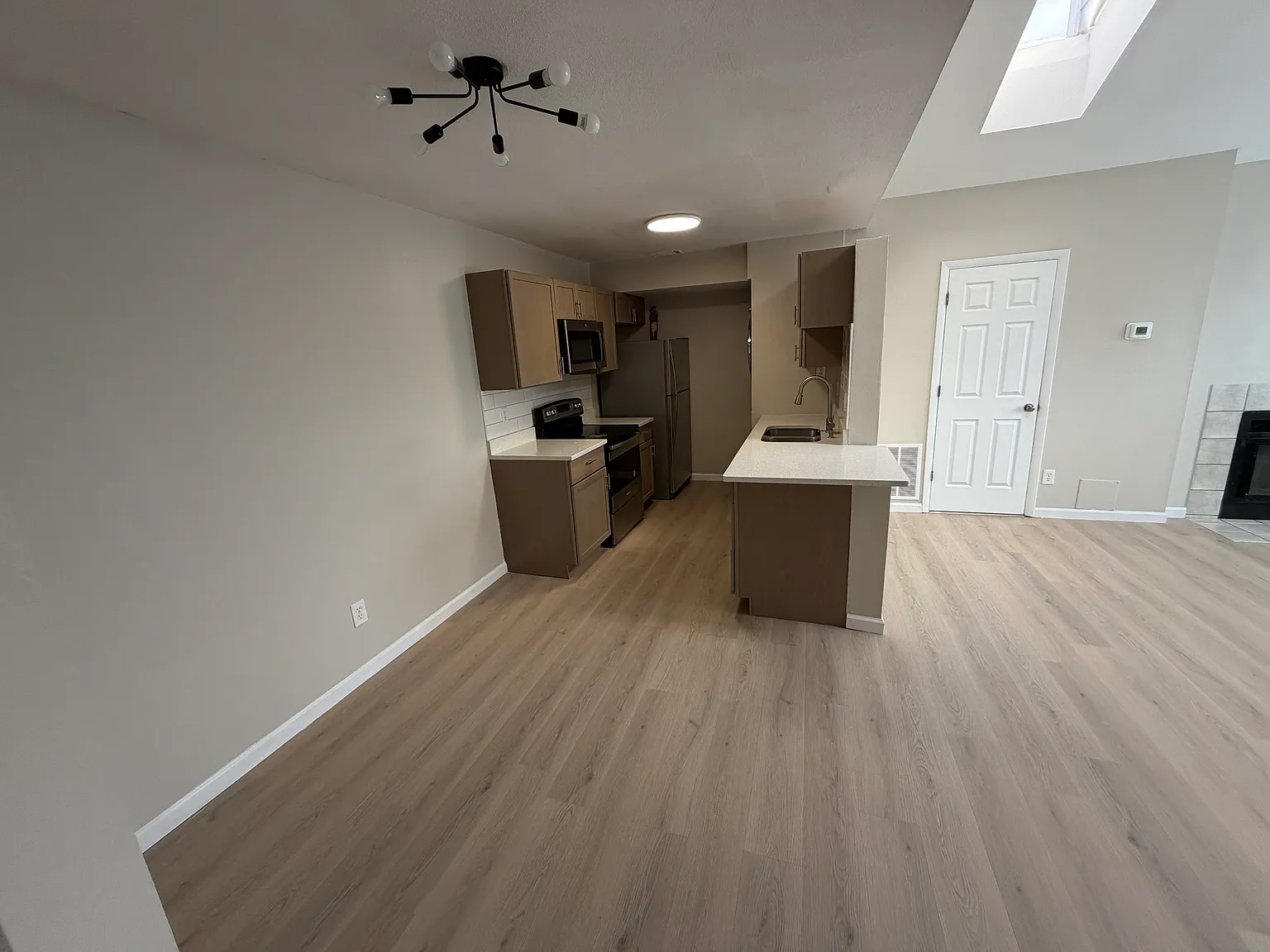 2 bed, 878 sqft, $1,725 — Photo 2