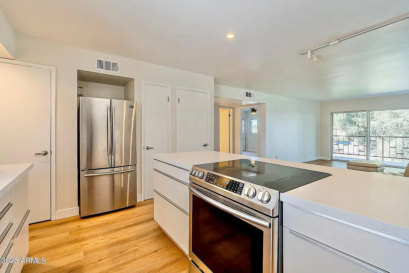 2 bed, 928 sqft, $2,222 — Photo 2