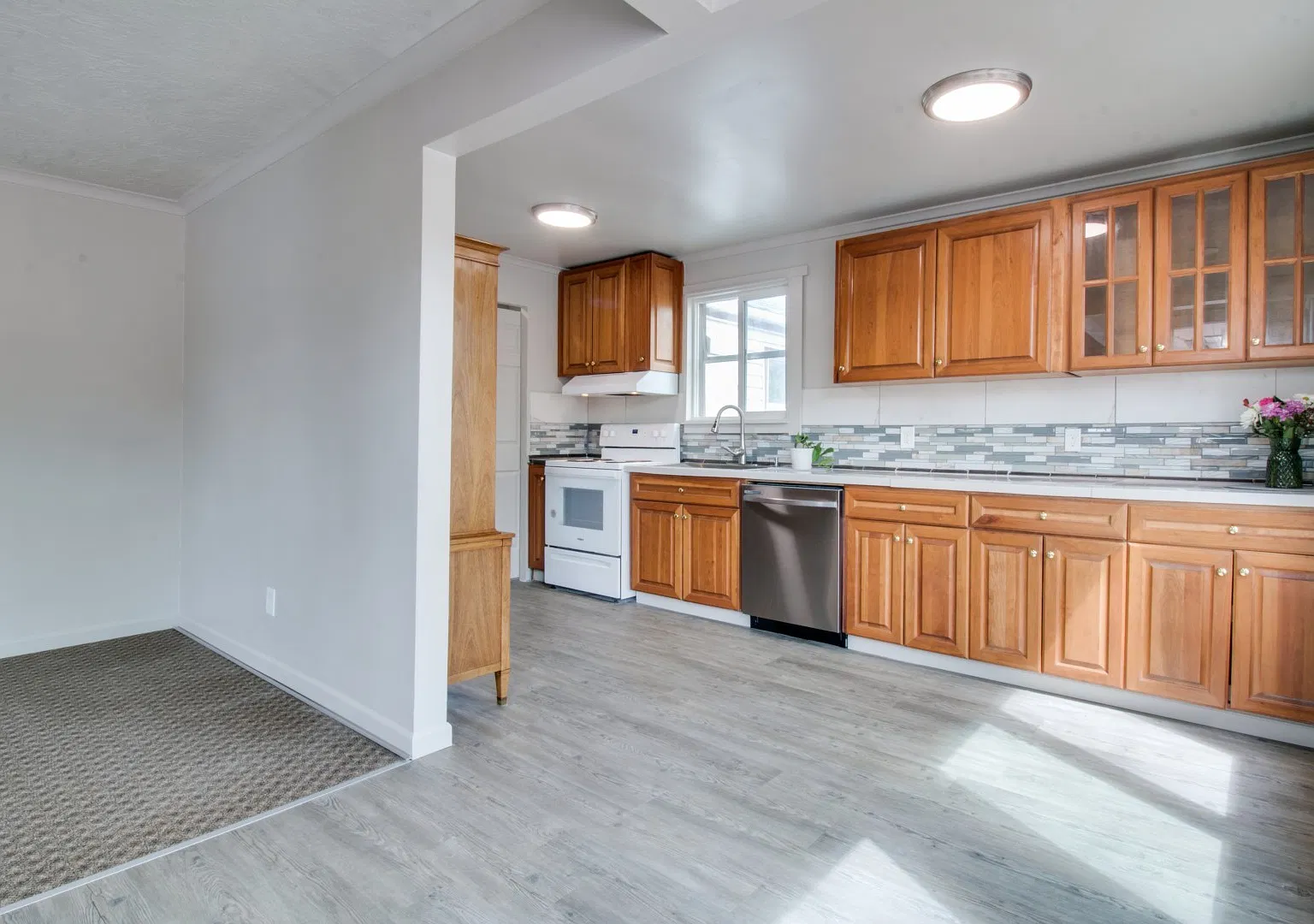 6 bed, 1830 sqft, $2,100 — Photo 3