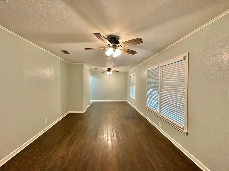 1121 Elizabeth Dr — Photo 2