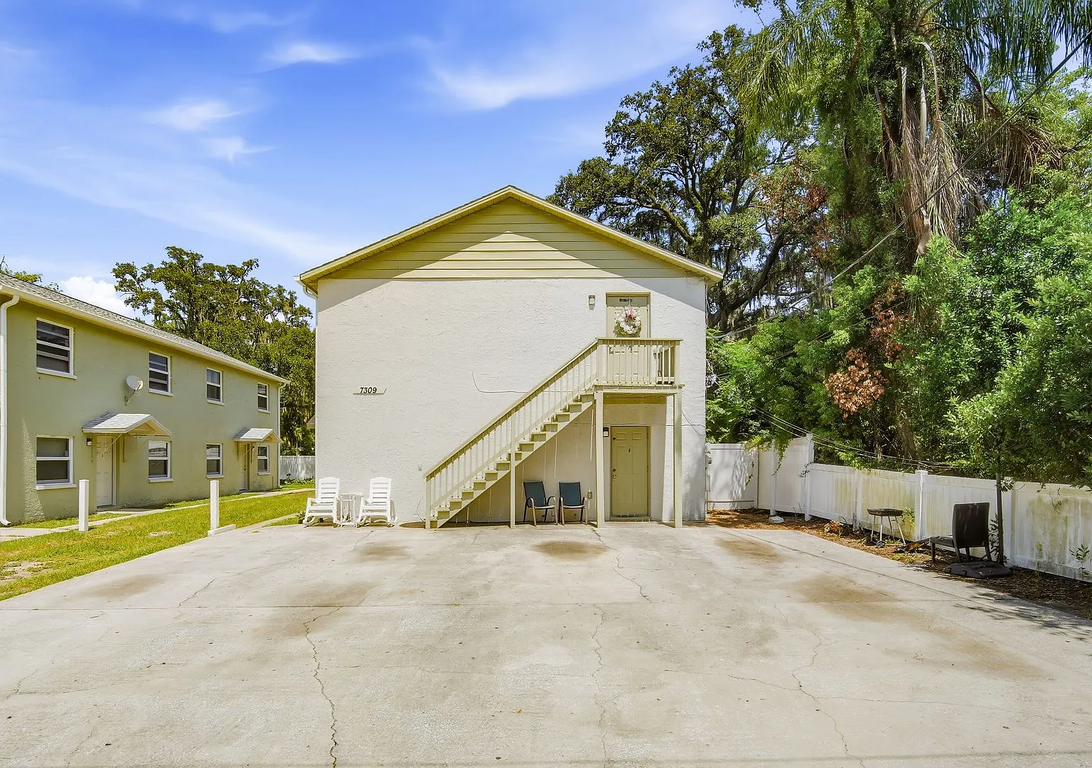 Move In Special! Completely Remodeled 2 Br / 1 Ba 2nd Floor Apartment Available Now! — Photo 3