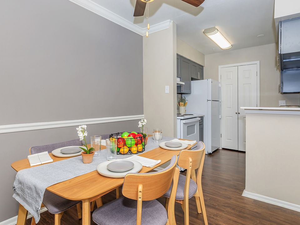2 Bed/1Bath dining room