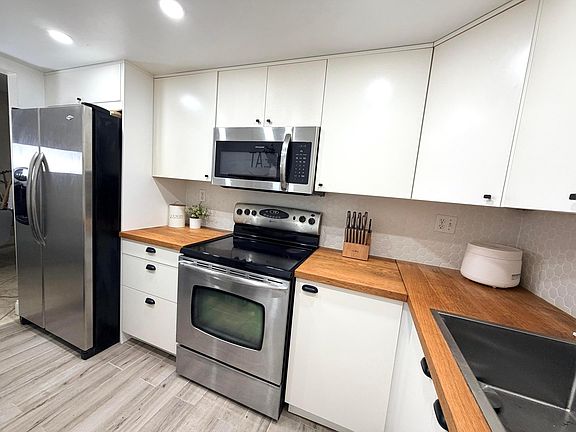 4th image of 3700 N PINE ISLAND Road #210