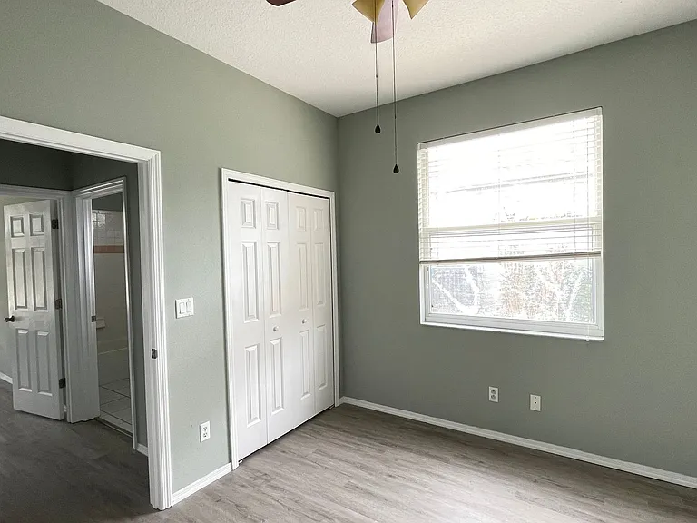 210 41st St NE — Photo 11