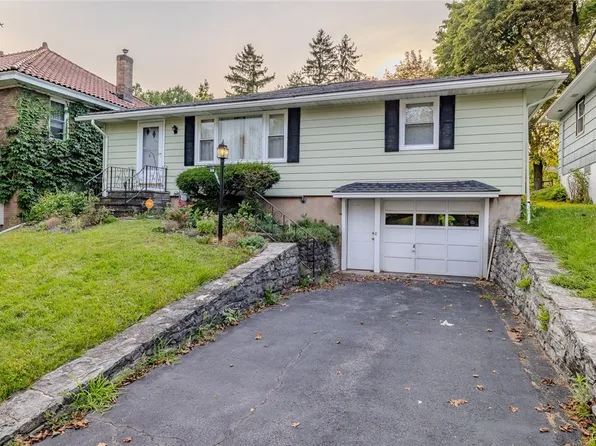 306 Carlton Dr, De Witt, NY 13214