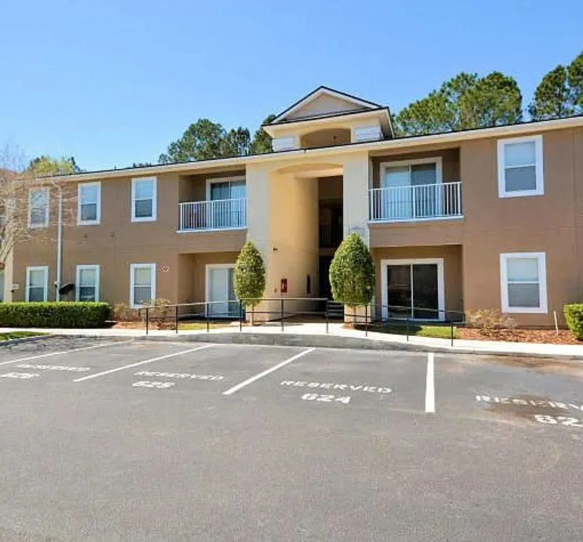 Upscale Condo in the Merrill Pines Gated Community — Photo 2