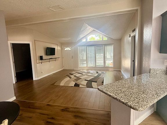 3rd image of 729 Cardinal Dr