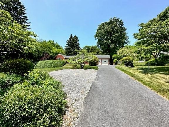 3rd image of 404 Fraser Ln