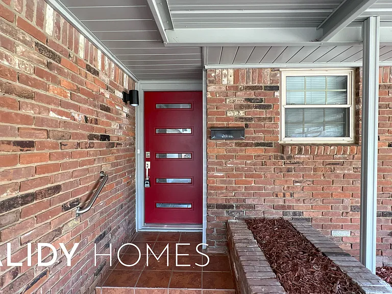 702 Amity Ln — Photo 5