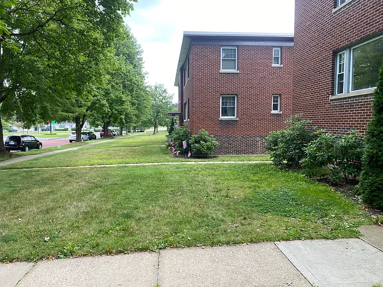 1623 W 3rd St — Photo 13