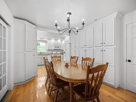 4th image of 3504 Burnett Dr