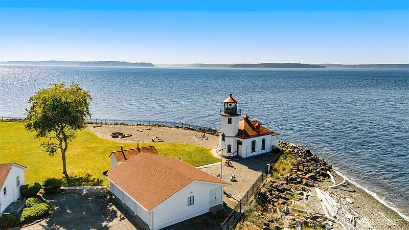 2nd image of 3200 Alki Avenue SW #201