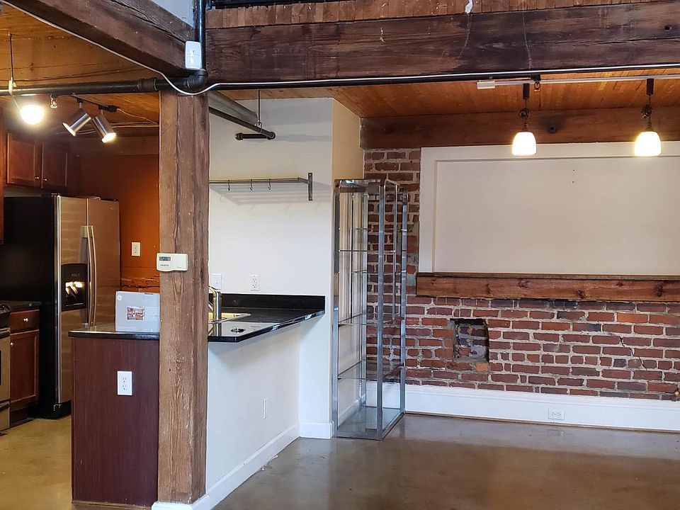 Kitchen & Dining Area