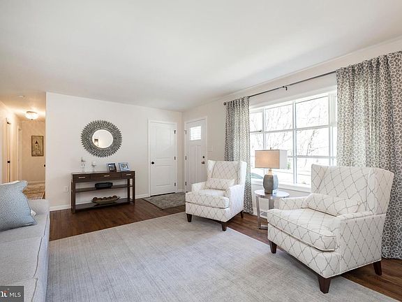 5th image of 14 Oaklawn Dr