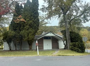 6 E Shore Trl, Stockholm, NJ 07460