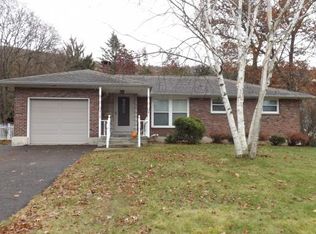 912 Imperial Woods Dr, Vestal, NY 13850