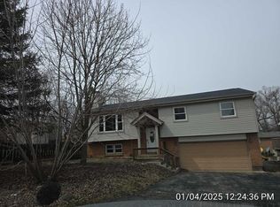 6421 Wood Dr, Cary, IL 60013