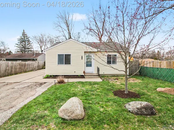 3039 Airport Rd, Waterford, MI 48329