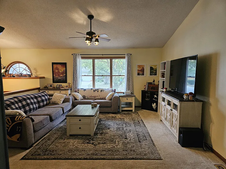801 Gillespie Dr — Photo 3
