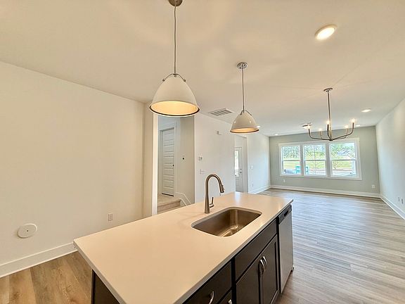 5th image of 885 Central Park Dr