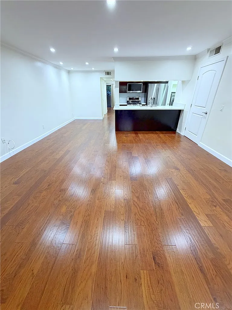 2 bed, 1005 sqft, $3,980 — Photo 4