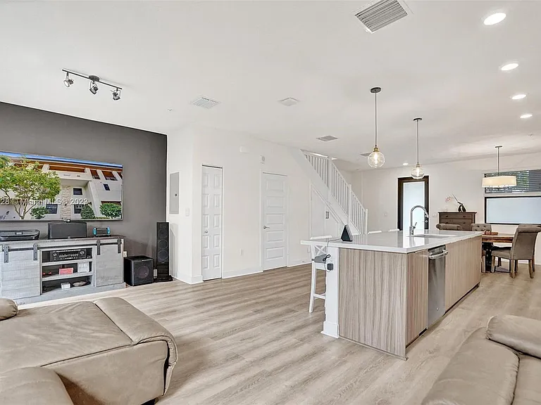 10437 NW 82nd St #5 — Photo 19