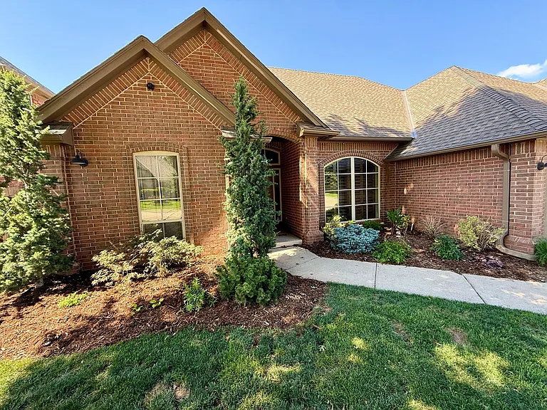 4205 Harrogate Dr — Photo 2