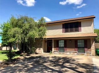 825 N Plantation Dr, Angleton, TX 77515