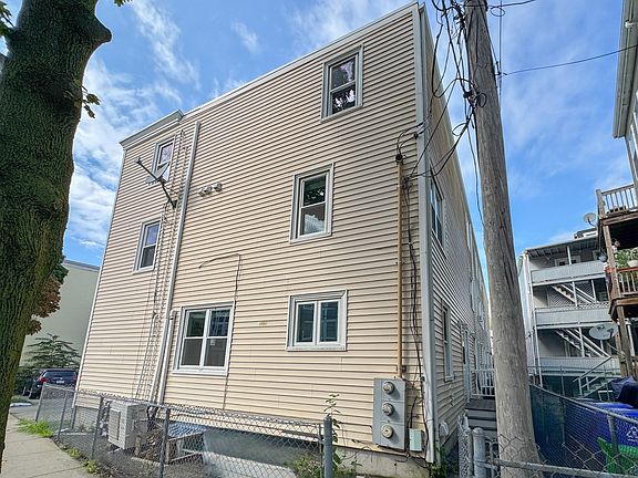 3rd image of 212 W 6th St Unit 212