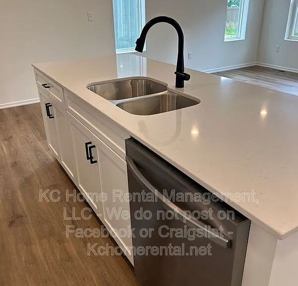 8716 SW Edgewater Dr — Photo 3