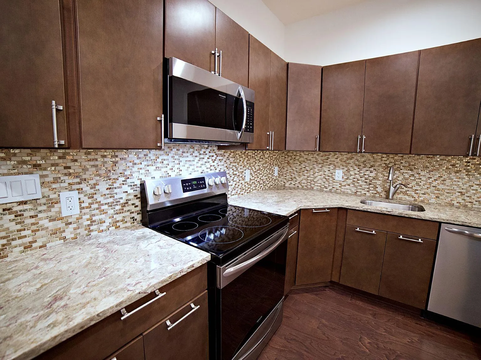 2 bed, 1015 sqft, $3,950 — Photo 4