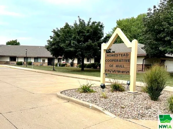 314 1st St APT 105, Hull, IA 51239