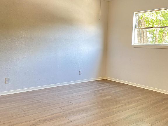 5th image of 3038 Hicks Ave