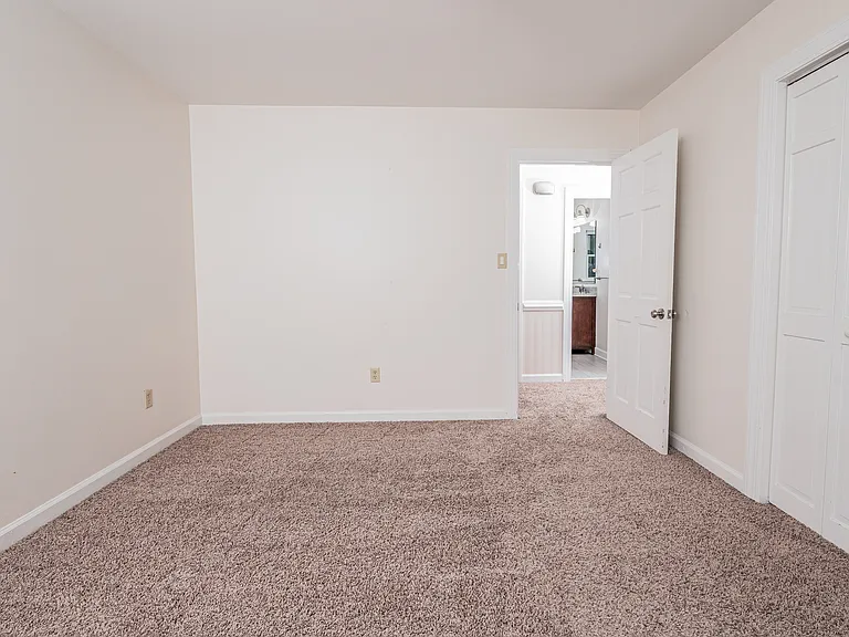 104 Dorchester Ln — Photo 11