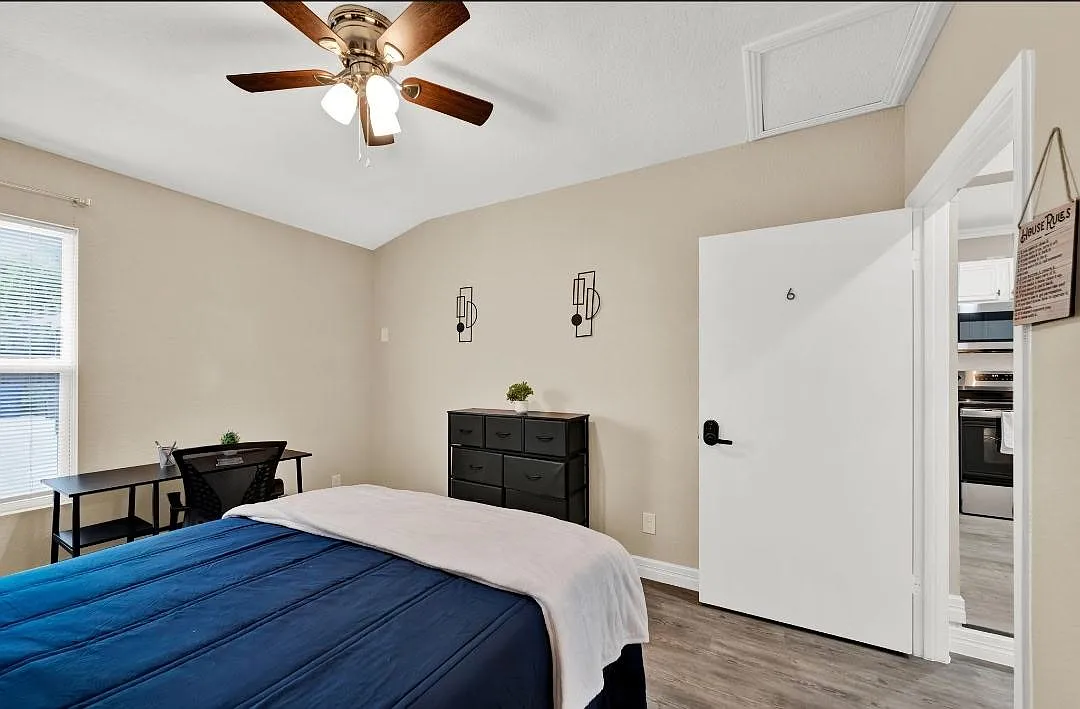 4 bed, 2.0 bath, 2095 sqft, $750 — Photo 2