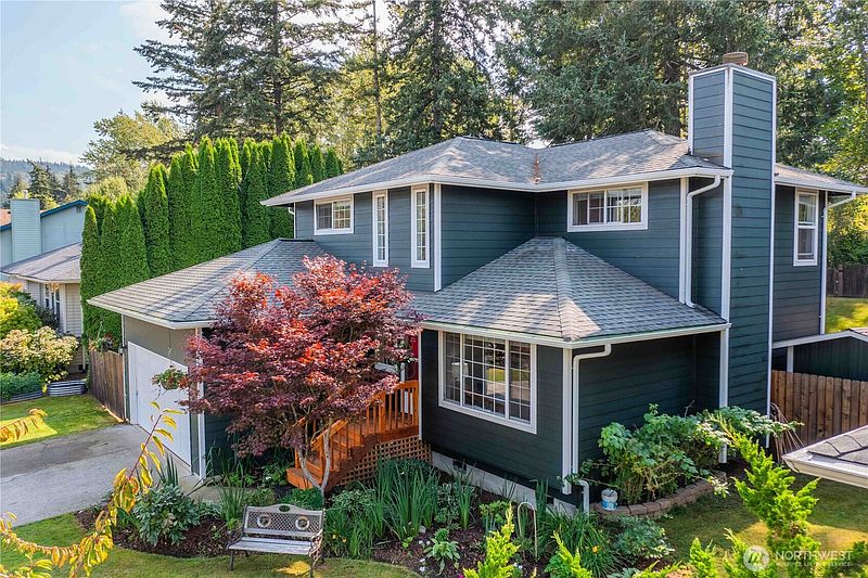 3rd image of 1335 McLeod Road