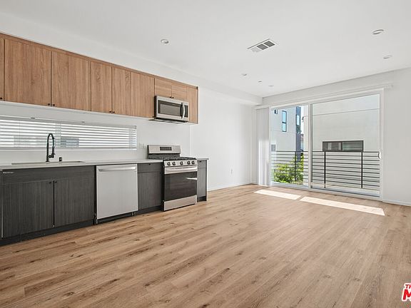 2nd image of 662 N Mariposa Ave #1/2