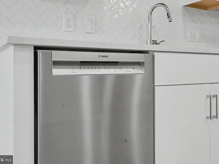 701 N Henry St #206 — Photo 28