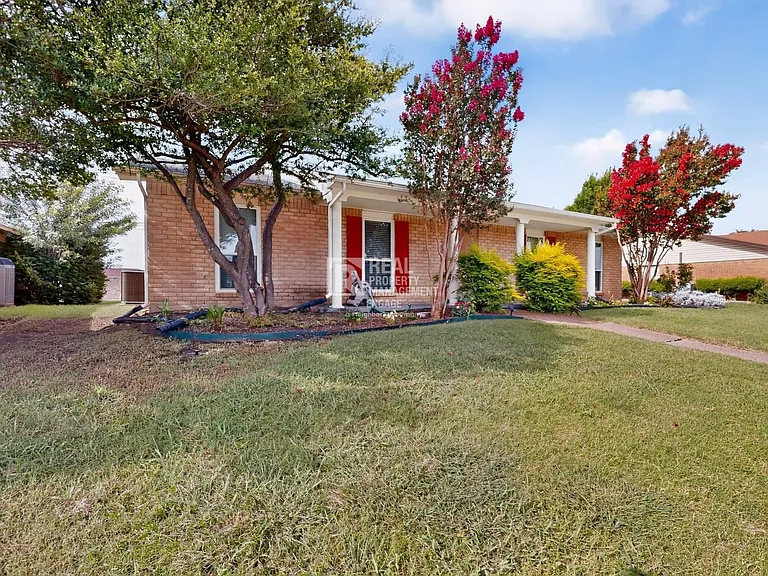 4548 Newcombe Dr — Photo 3